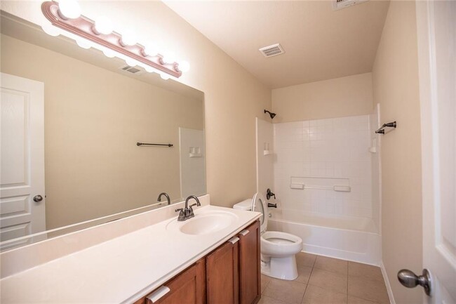 Building Photo - 14825 Fernhill Dr