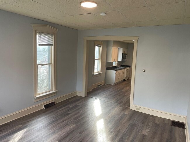 Building Photo - 146 E Main St