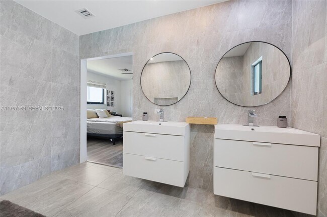 Building Photo - 20375 NE 22nd Pl