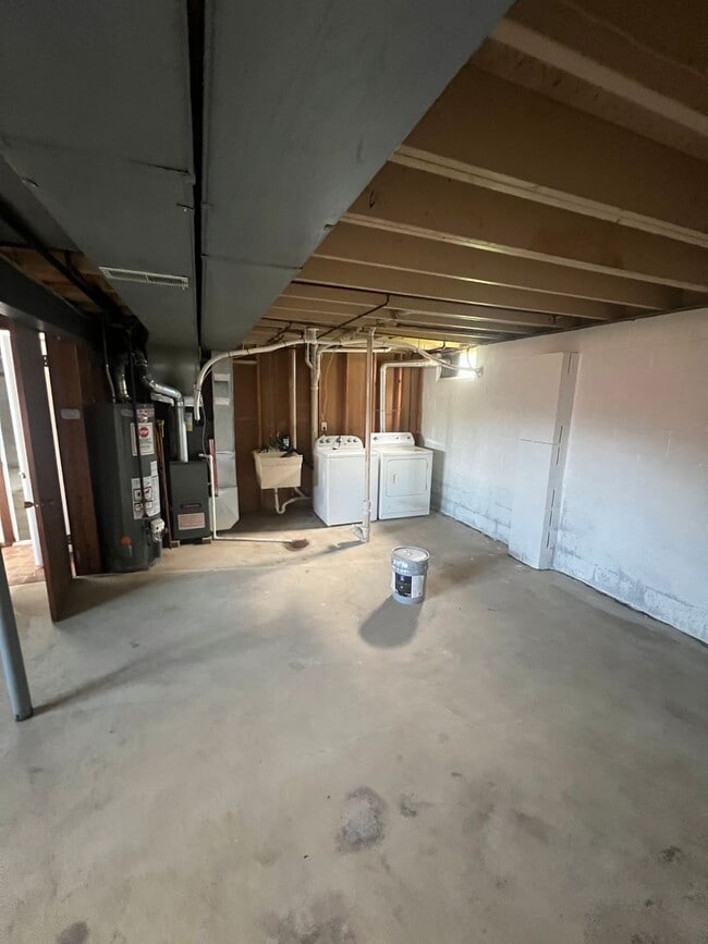 Building Photo - Southeast Erie 3 Bed with 2 Car Garage