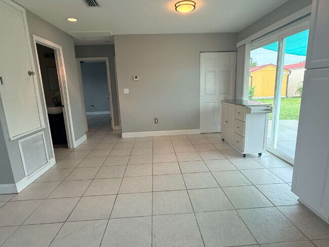 Building Photo - "Charming 2-Bedroom Oasis in South Gulf Cove with Modern Comforts!"