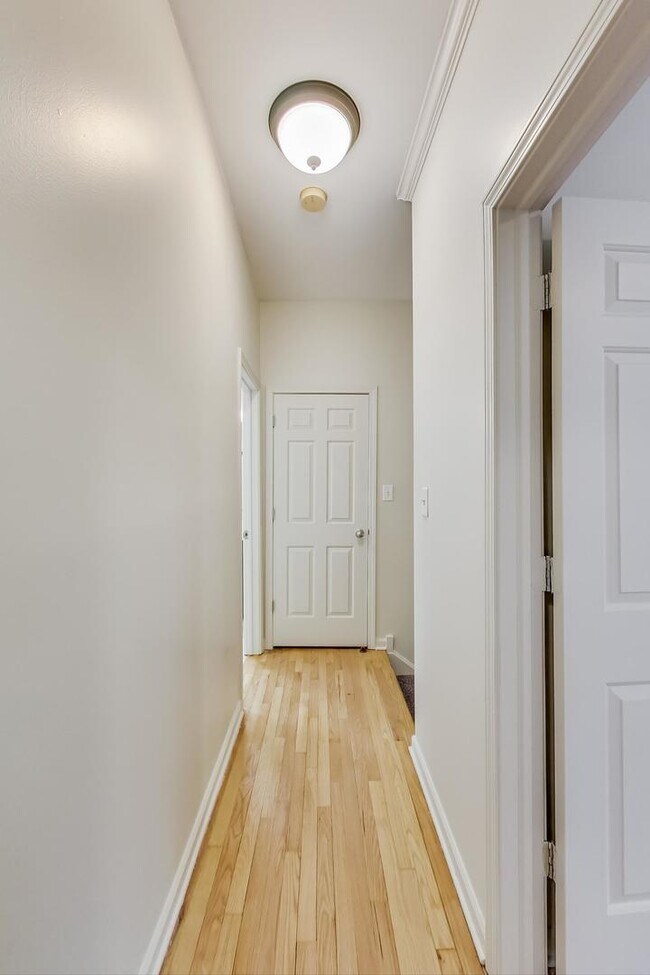 Building Photo - 1519 N Hudson Ave