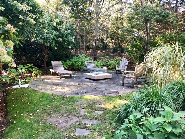 Building Photo - 10 Deer Path