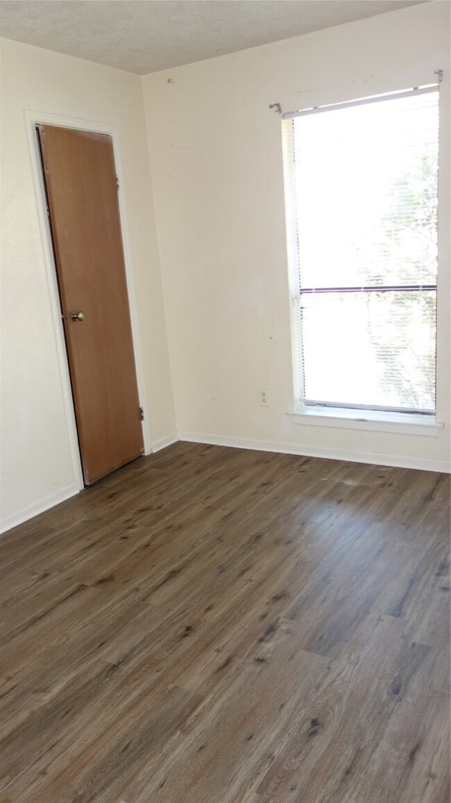 Building Photo - 16610 Quail Park Dr