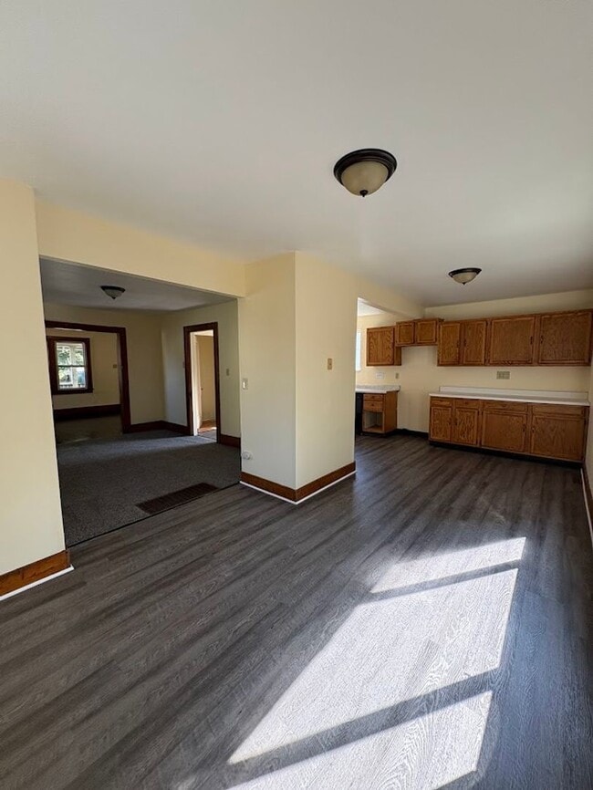 Building Photo - Three bedroom one bathroom home for rent