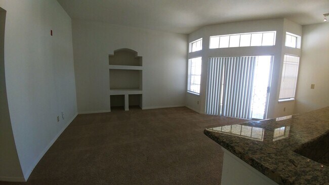 Building Photo - 3rd floor 2bed 2 bath on golf course