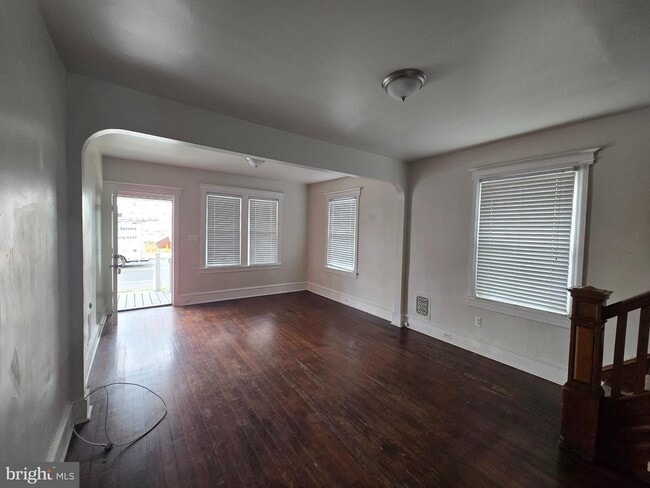 Building Photo - 106 Main St