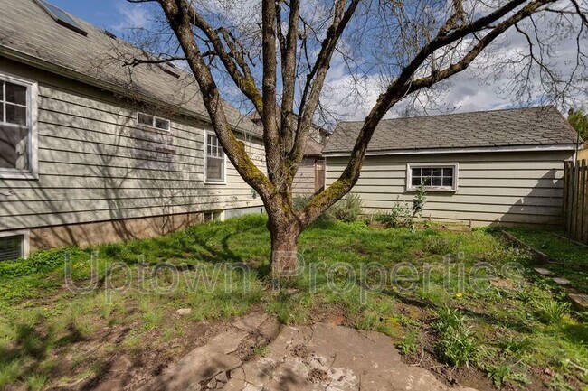 Building Photo - 1644 N Willamette Blvd