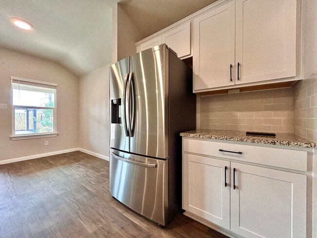 Building Photo - Beautiful 4/BR 2/BA Contemporary Home with Patio, Garage & Laundry Room