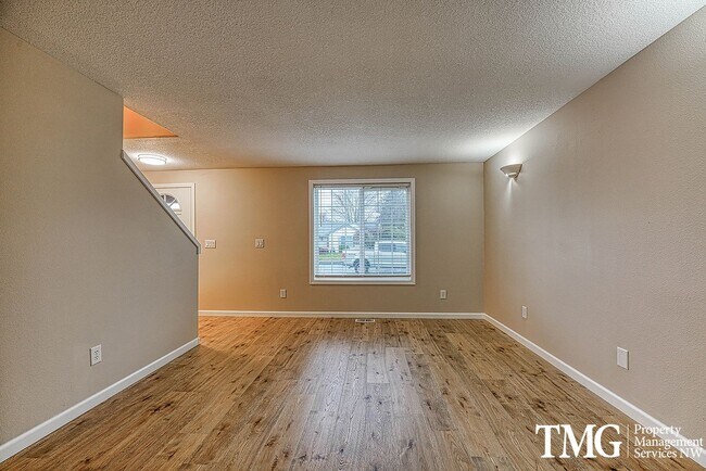 Building Photo - Wonderful 2 Story 3 Bed 2.5 Bath Home in Five Corners!