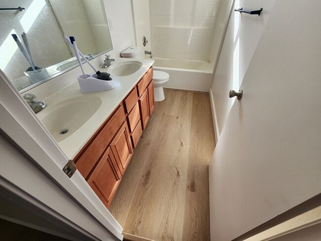 Building Photo - Beautiful 5 bed/4 bath home in Santa Nella!
