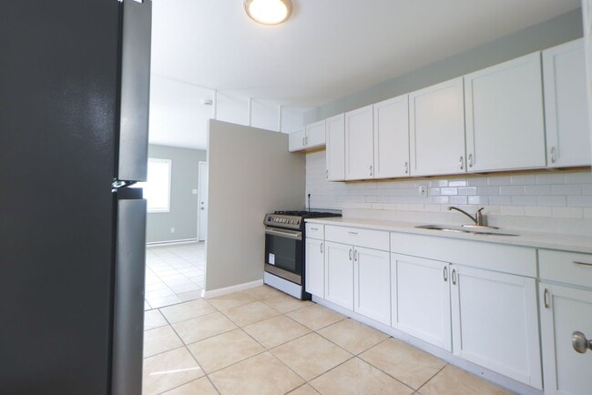 Building Photo - Spacious & Stylish 4-Bedroom Home