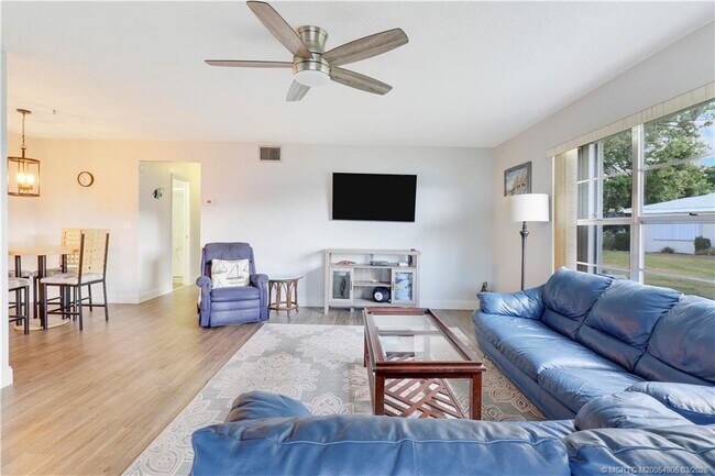 Building Photo - 211 Manatee Ln