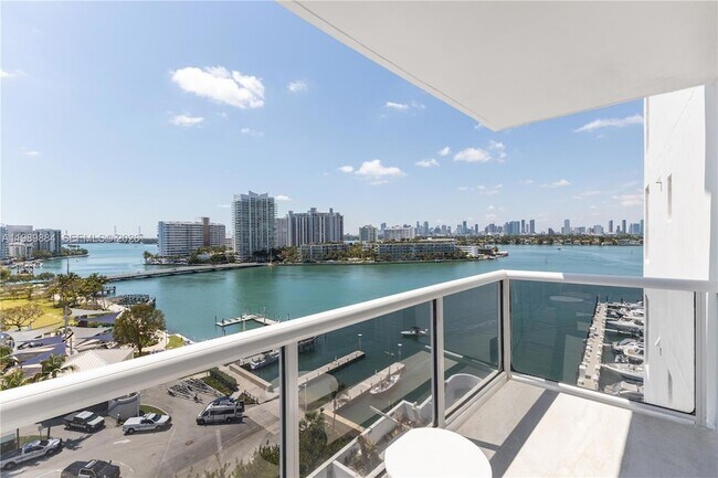 Building Photo - 1800 Sunset Harbour Dr