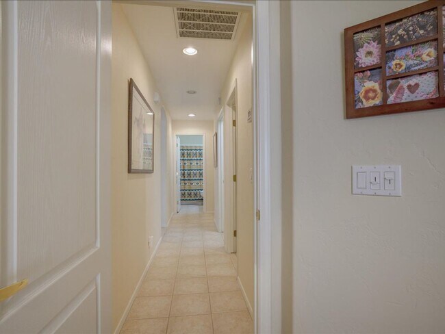 Building Photo - 3 Bedroom 2 Bathroom