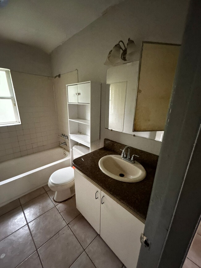 Building Photo - 2055 Eaton St