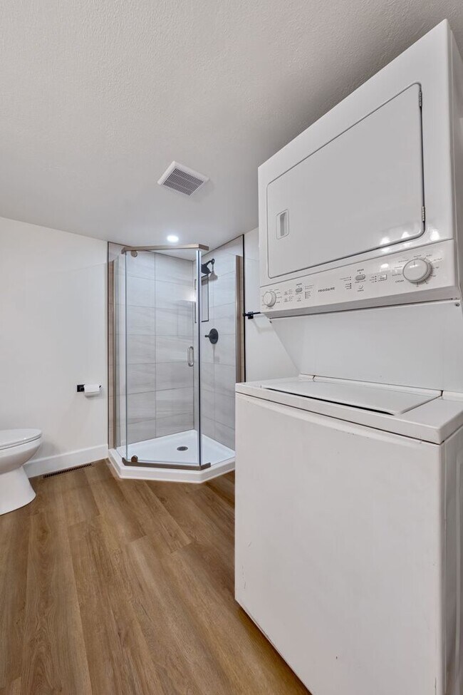 Building Photo - Renovated 2 Bedroom Condo Located on the F...