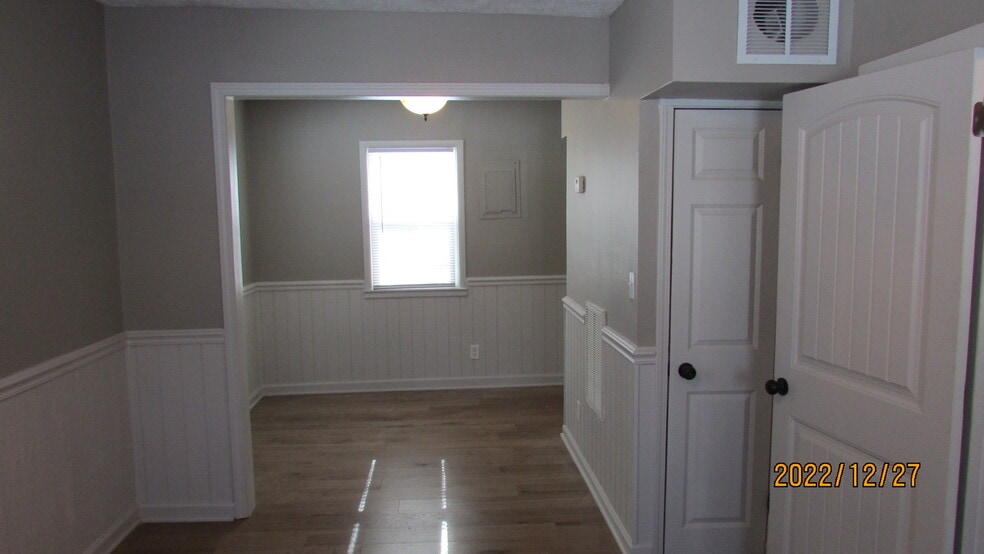 Dining - 2846 W Elm St