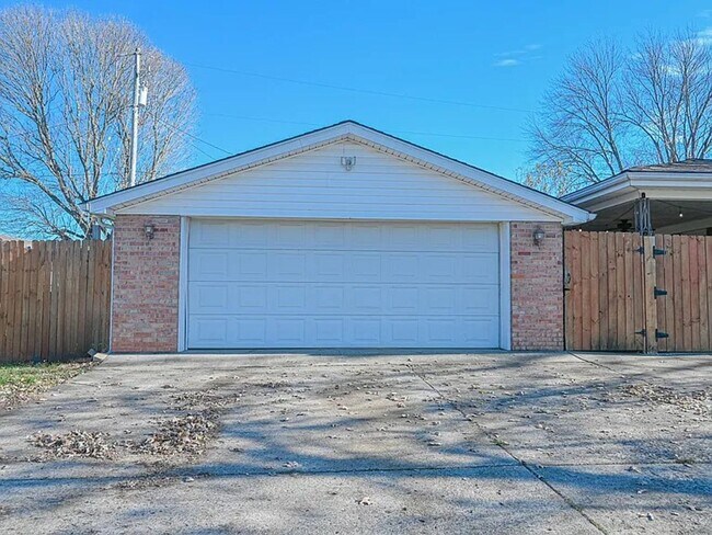 Building Photo - Large Corner Lot