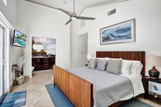 Building Photo - 1212 Hillsboro Mile