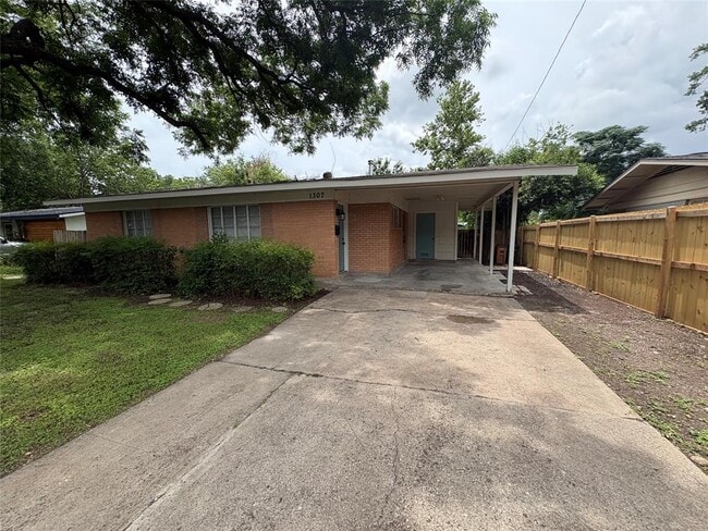 Building Photo - 1307 Corona Dr