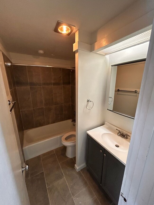 Building Photo - Great 1BD/1BA Uptown, Private Backyard, Laundry in Unit