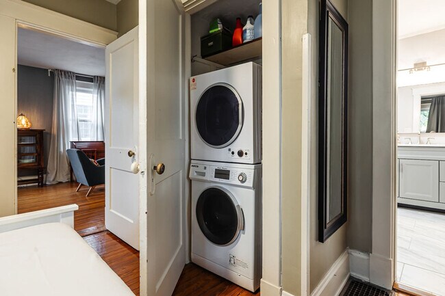 Building Photo - 3935 Oak Park Pl