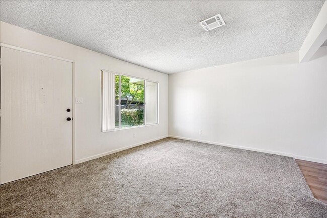 Building Photo - 8828 La Riviera Dr