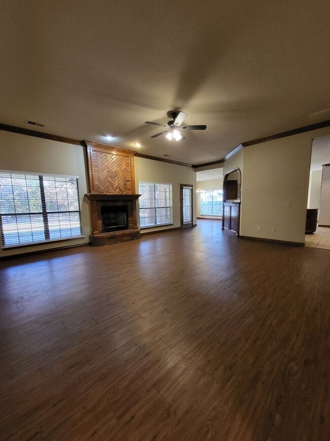 Building Photo - (3) Bed/(2.5) Bath with over 2000sqft in Blanchard Avail NOW!