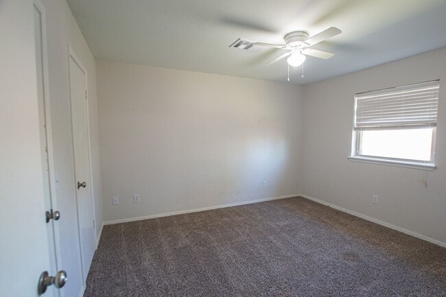 Building Photo - 224 S Bouziden Dr