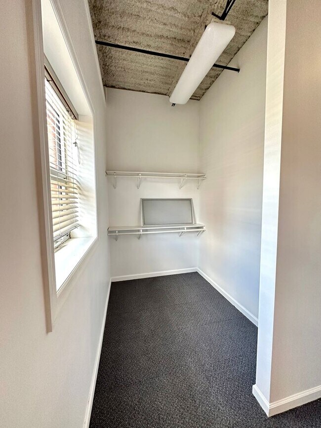 Building Photo - One Bed, One Bath Apartment in the Heart o...