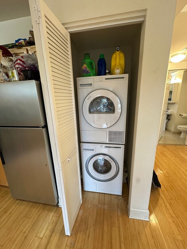 Building Photo - Great 2 bed 1 bath in Eckington/Bloomingda...