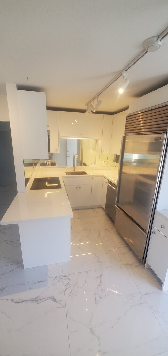 Building Photo - 705 E Balboa Blvd