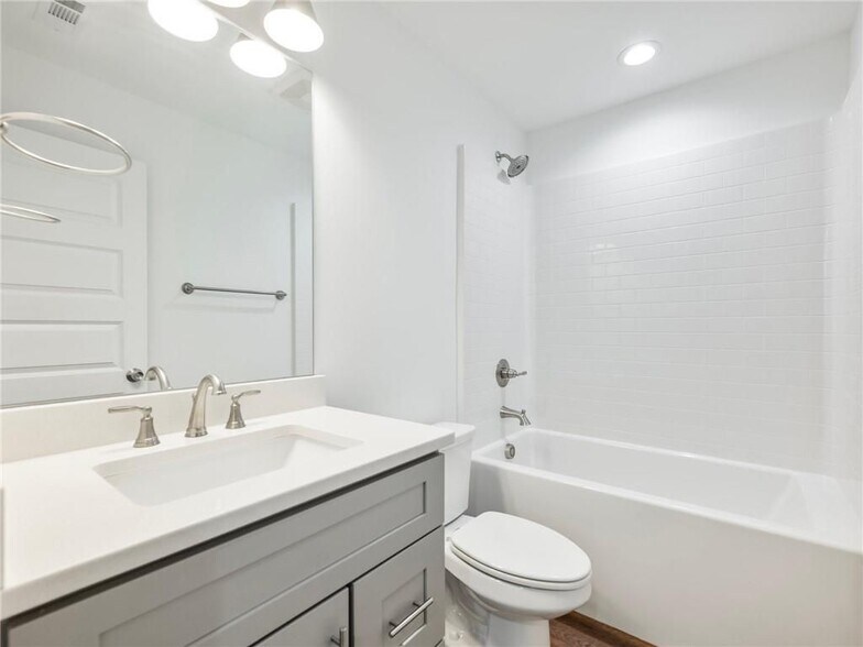 Building Photo - 8079 Beachwood Dr