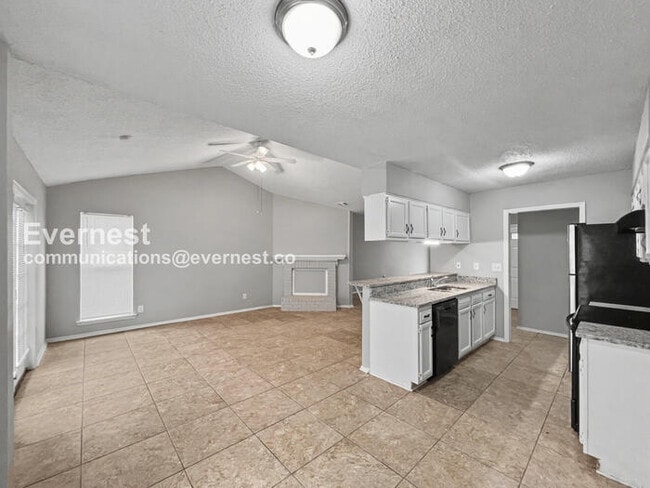 Building Photo - Limited Time Special Offer / 3 Bed, 2 Bath Home with Off-Street Parking / Pet-Friendly / Coming S...