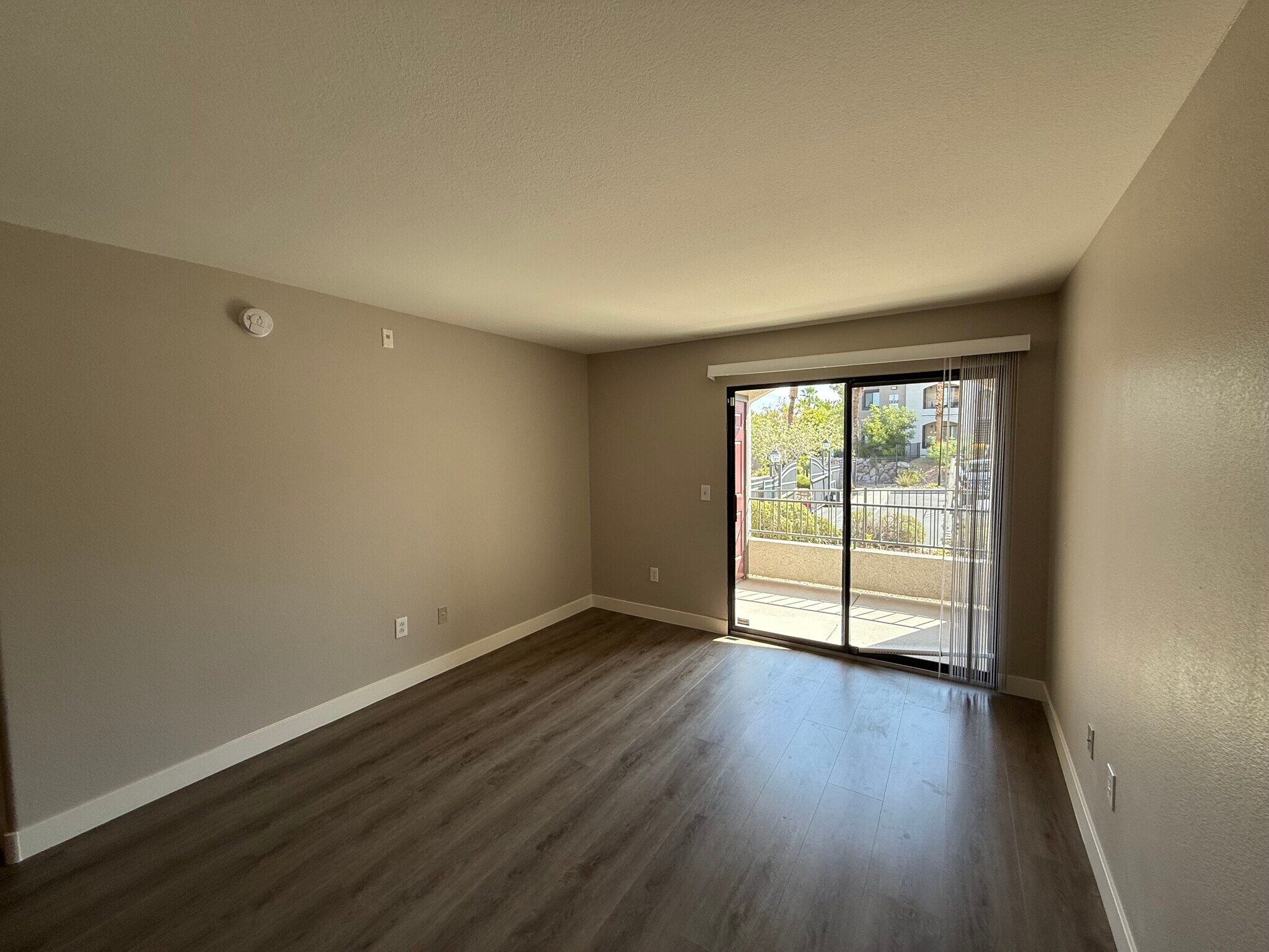 Building Photo - 950 Seven Hills Dr