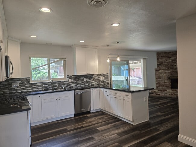 Building Photo - 7990 Glenbar Way