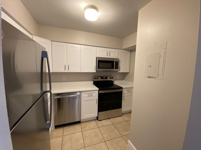 Building Photo - JUST REDUCED - Newly Remodeled 1 bedroom/1...