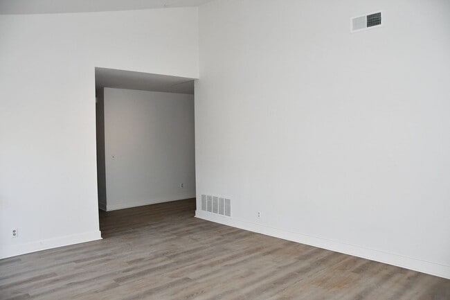 Building Photo - 1271 N Mosswood Dr