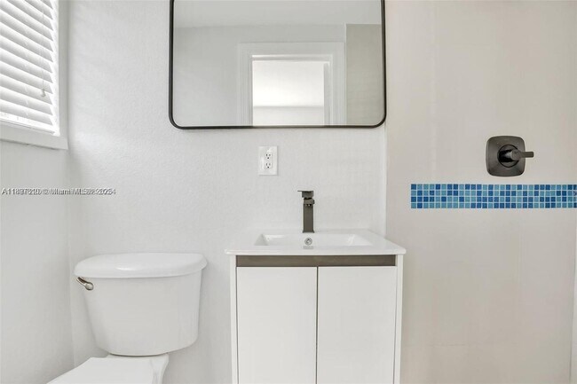 Building Photo - 7315 Carlyle Ave