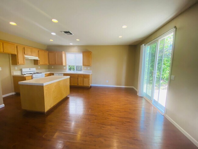 Building Photo - Short Walk to Stonelake Clubhouse!