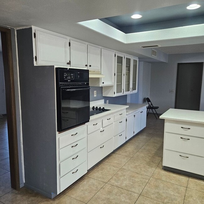 Building Photo - Spacious Home Near Shopping Center