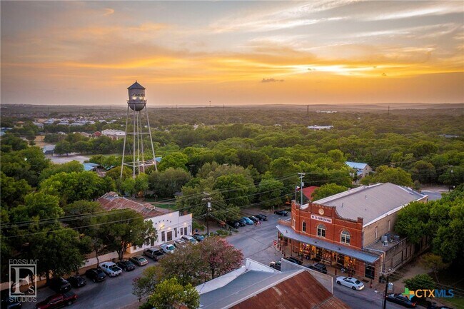 Building Photo - 2052 Gruene Rd