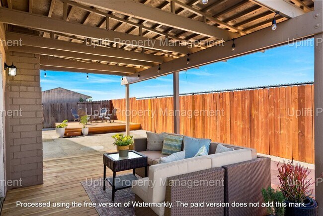 Building Photo - BEAUTIFUL 4 BED 2 BATH WITH ATTACHED 2 CAR...