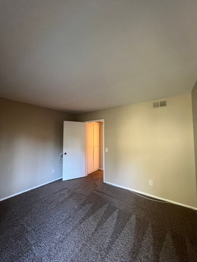 Building Photo - 1 Bedroom Condo in Mission Valley