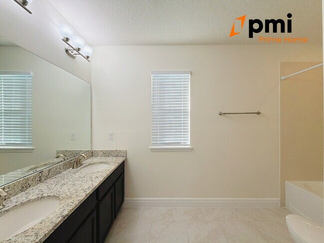 Building Photo - "Spacious Elegance Awaits: 5-Bedroom Home with 3.5 Baths in Winter Garden"