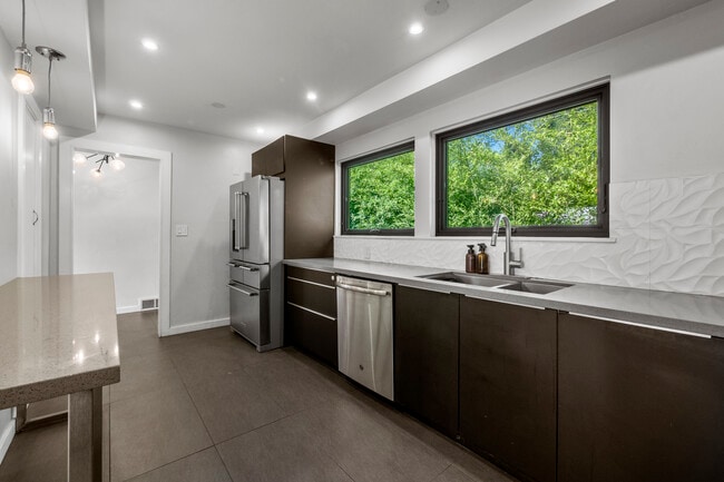 Building Photo - 8206 SW Terwilliger Blvd