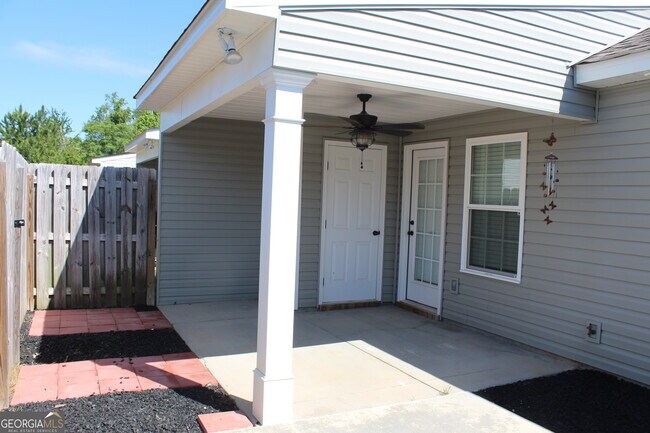 Building Photo - 425 Andover Dr