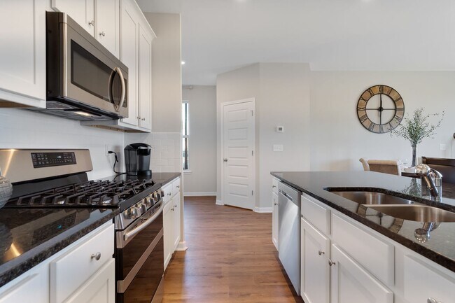 Building Photo - 3 BEDROOM TOWNHOME IN OAKWOOD! Rabun Floorplan