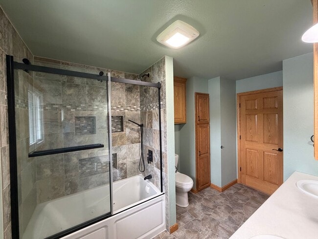 Building Photo - 5 Bed 2 Bath Single Family Home in Marshfield